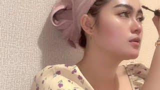Download lagu Morning makeup before taking the kids to school.