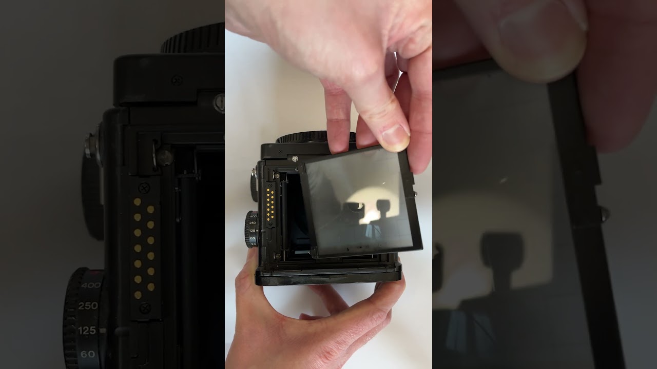 How to replace the focusing screen on the Mamiya RZ67 - YouTube