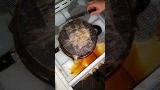 Шок я убрал старый НАГАР со сковороды за 5 минут #лайфхак #советы #кухня #нагар #сковорода #уборка