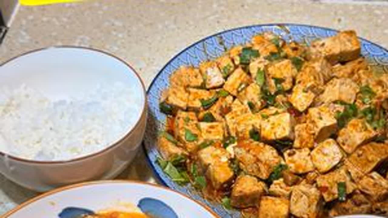 陪读妈妈盼着放假睡懒觉，爸爸“篡夺”厨房大权，俩娃好久没吃炒菜了，他爹给安排了两个菜，就是又忘了给整点喝的啦！#陪读妈妈 #记录真实生活