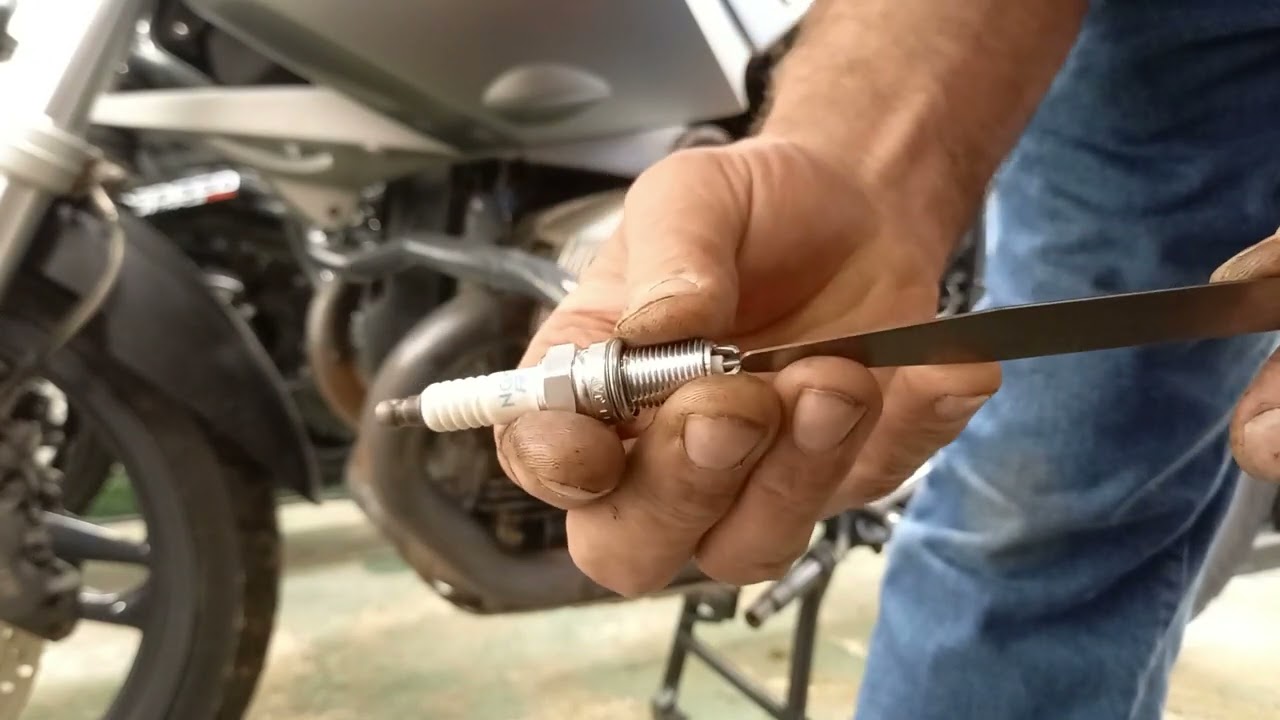 BMW R1200GS Spark plug change with SHOCKING discovery! YouTube