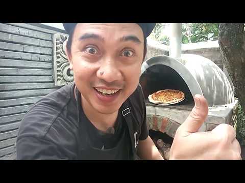 PIZZA TRADISIONAL BERAROMA ENAK LEBIH MANTAP DENGAN OVEN KAYU BAKAR