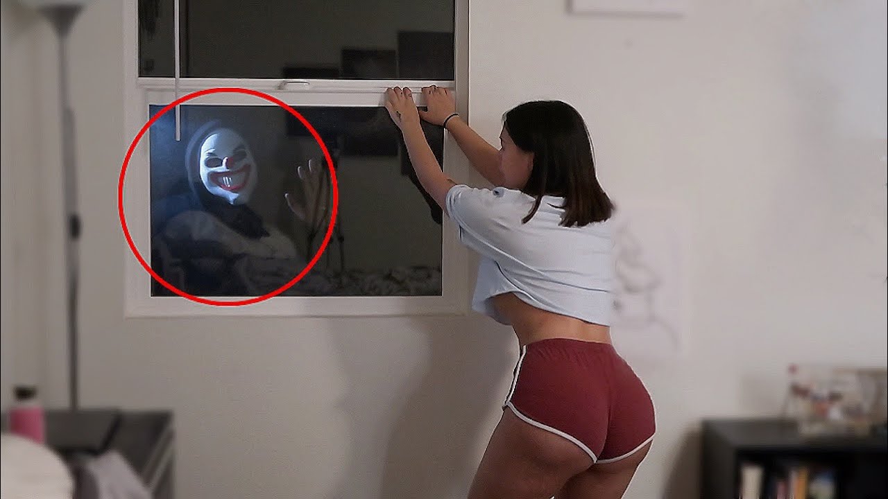 HALLOWEEN SCARE PRANK ON GIRLFRIEND! - YouTube