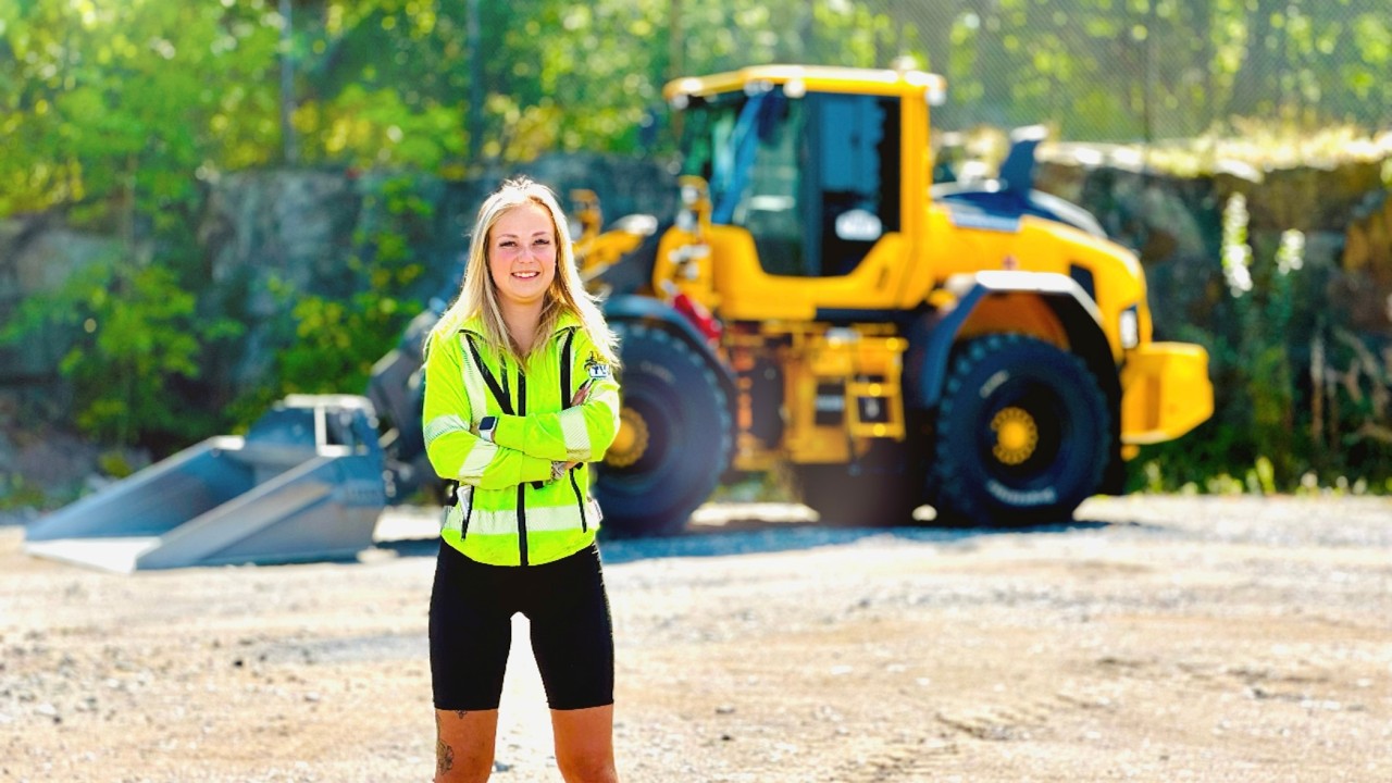 HON KÖR SERVICEMASKIN PÅ ETT BYGGE! 🏗️🚜