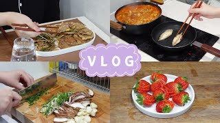 ENG) VLOG 자취생 브이로그 | 육전과 달래무침, 버섯 차돌박이 칼국수 요리 해먹는 아재입맛 자취생 브이로그 ,,, (베이컨 팽이버섯말이, 명란군만두, 달래두부면파스타)