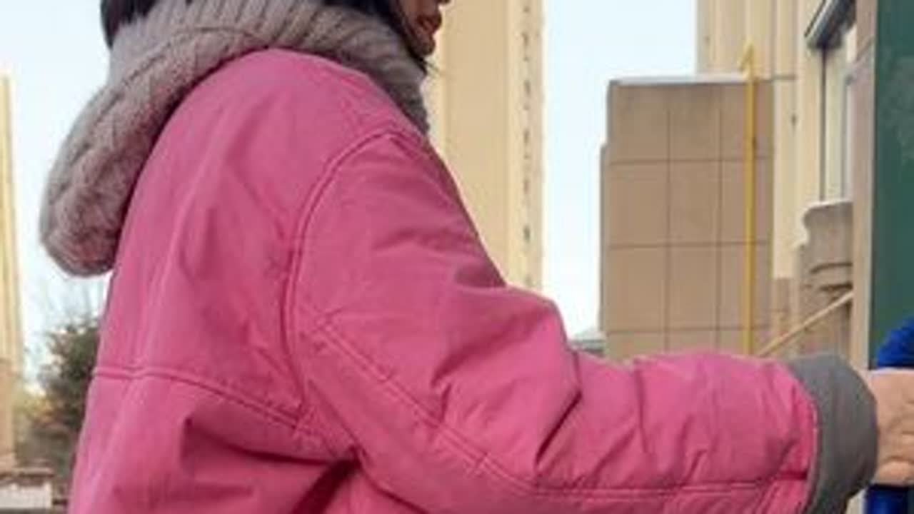 这是一双大棉鞋，保暖舒服鞋底厚度4厘米左右是一双软底棉鞋，正码拍就可以 