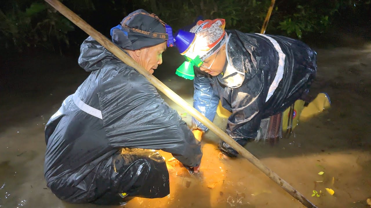 Большая рыба ловится! Жители деревни помогают её пасти, громко крича в лесу. #рыбалка