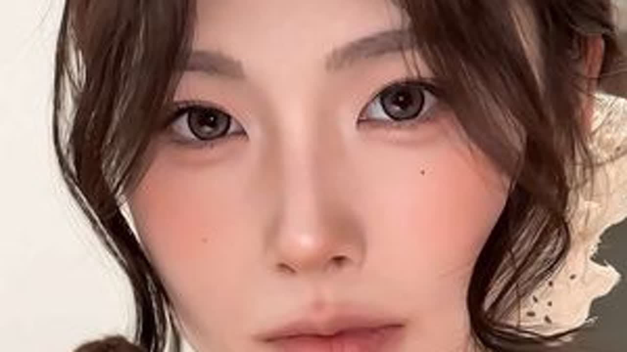 六分钟保姆全妆跟练|燕麦奶茶妆 秋天就是要化暖色系妆容 没想到暖色妆容也可以这么清冷疏离 快来学!#换头了换头了 #妆前妆后 #美妆模范生 ...