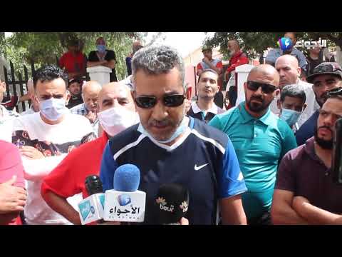 شاهد سائقي سيارات الأجرة بسيدي بلعباس في احتجاج أمام مقر مديرية النقل