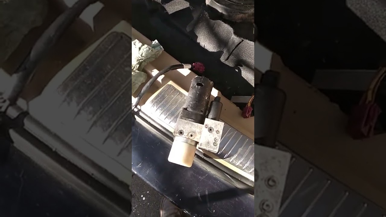 Demetrio's 2007 Mercedes Benz ML350 Tailgate hydraulic lift pump