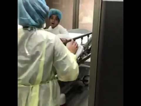 طفل بنجوه وابتلشو فيه عيا ينام