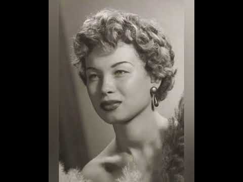 كانت تتصفف شعرها بطريقه غريبه تشبه الخابور الفنانه الجميله الراحله رجاء سراج وابنتها الفنانه تعرف