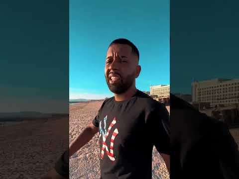 MC MM no rolê na praia de Caparica em Portugal