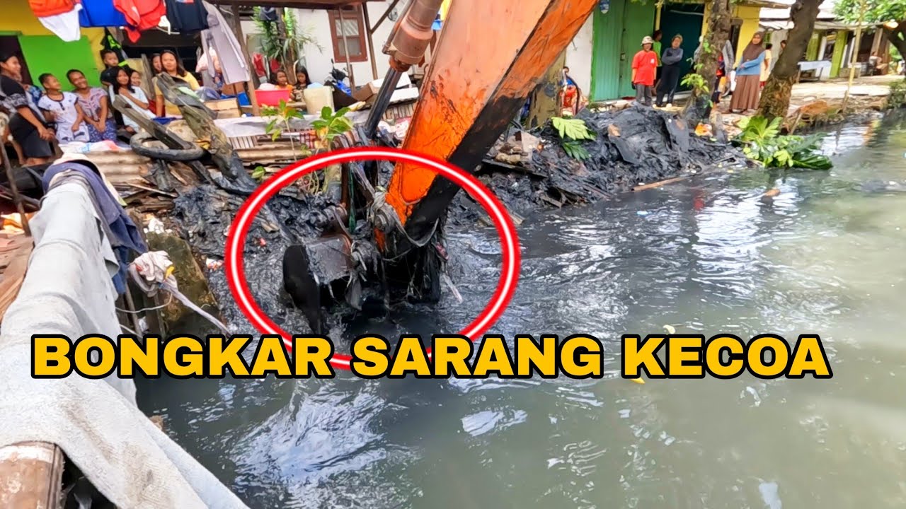 bongkar sarang kecoa kali duren jaya bekasi, lumpur menggumpal lama tidak di keruk