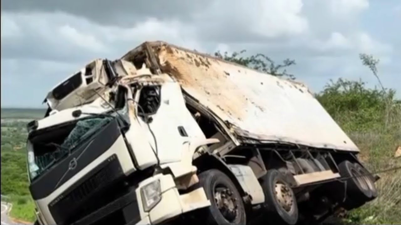 Evakuasi Truck Volvo fmx  terbalik di jalan nasional brasil..