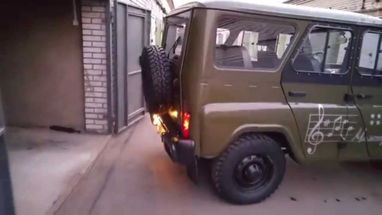 Машина выезжает из гаража