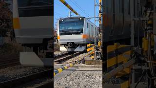 【青梅線】 上水西踏切をJR東日本E233系0番台電車が通過します。 高音質ASMR #shorts #railway #train