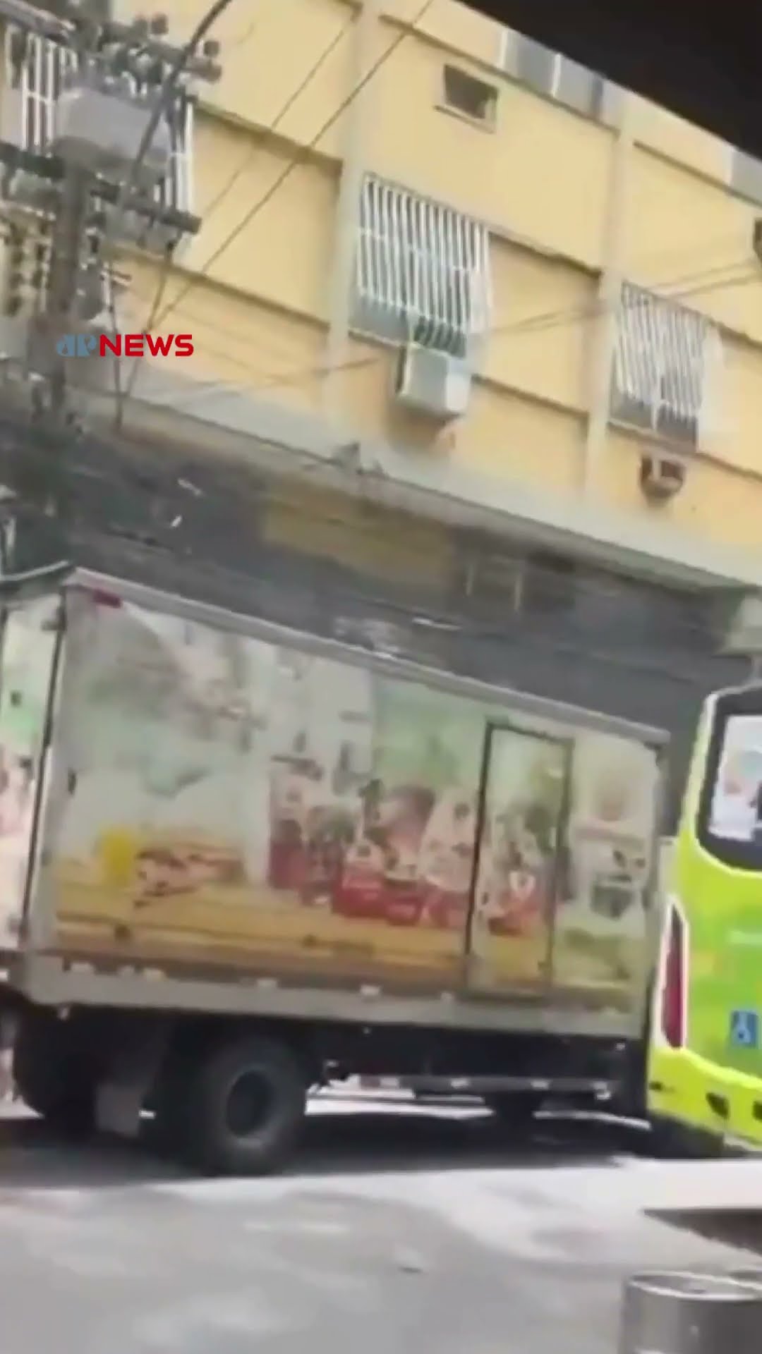 Bicicleta ‘voa’ ao ser arrastada por fios no Rio de Janeiro #shorts