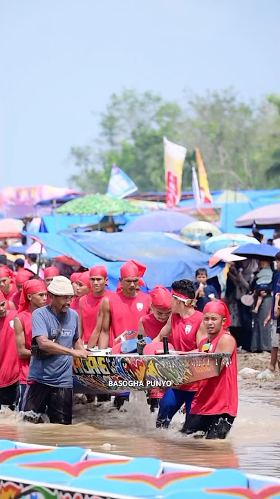 PERAHU PNJANG DI ANGKAT MEMASUKI SUNGAI #aurafarming #pacujalur #shortvideo