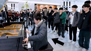 A Famous Pianist Finds Displayed Piano And Surprises People by Suddenly Playing Moonlight So Fast