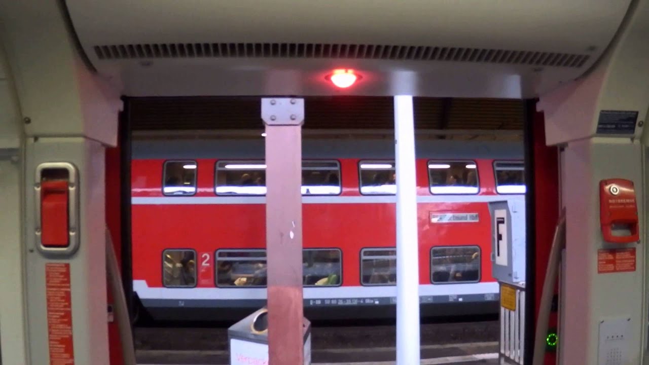 The door of a DB Regio BR 422 (422 021 @ Mönchengladbach Hbf, Germany)