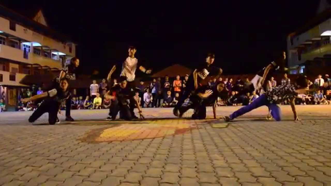SMK Bandar Sri Damansara (1) IU Day flash mob - YouTube
