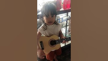 #short video | ketika anak kecil main ukulele nyanyi pelangi-pelangi