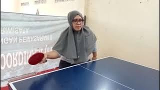 Tante Dina belajar main pingpong