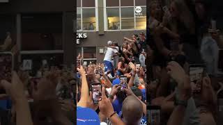 Knicks fan proposes during NBA championship parade