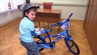 Василий Пискарёв подарил велосипед Артемию Мускатиньеву