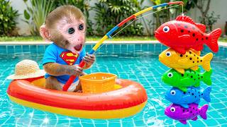 Monyet Bon Bon Imut memeriksa seekor monyet kecil dan dengan Colorful Fish di kolam ajaib
