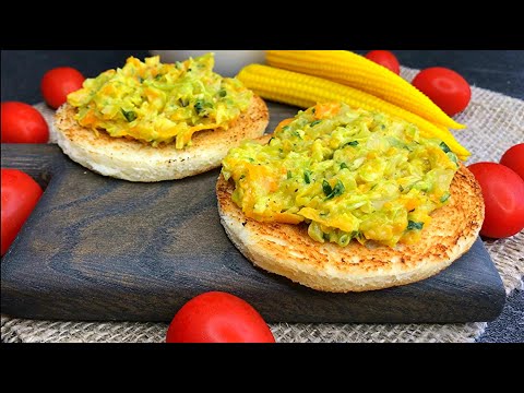 Просто натираю кабачок и намазываю на хлеб. Вкусный завтрак готов