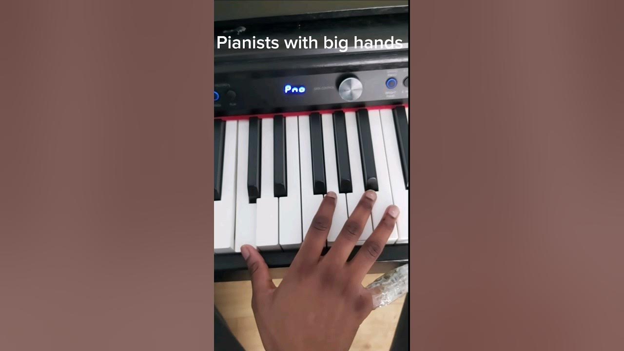 pianists hand sizes #rachmaninoff - YouTube