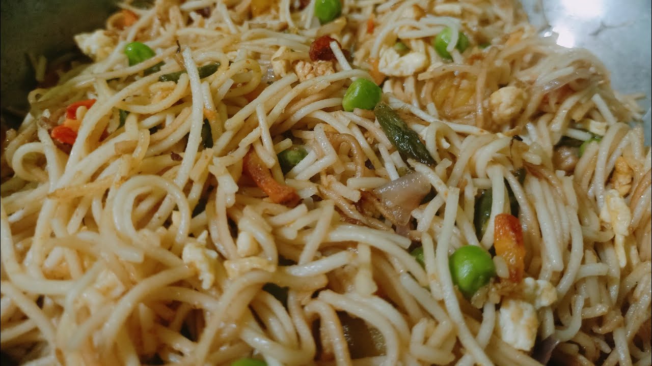 ম্যাগি মসলা দিয়ে। স্পেশাল মিক্স চাউমিন 👌🏻...