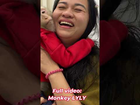 Lyly hugged her mother. #shorts #youtubeshorts