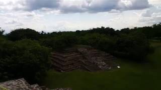 Oteando desde una pirámide en zona arqueológica de Lagartero . Chiapas - México