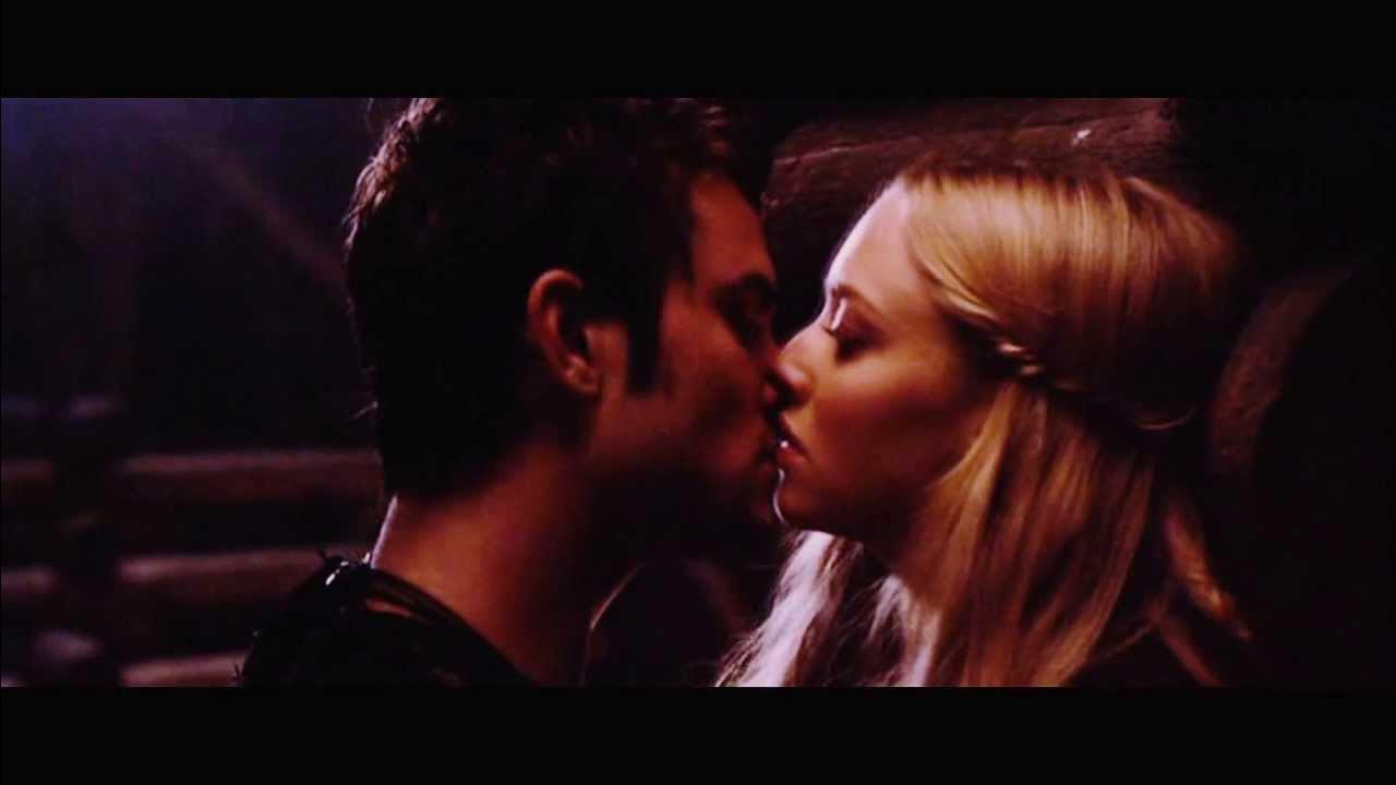 красная шапочка фильм 2011 валери и питер. красная шапочка валери и питер. красная шапочка 2011 валери и питер. шайло фернандес красная шапочка 2011. аманда сейфрид красная шапочка (2011).