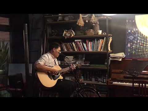 街角的guitar man (cover) in 一文大學咖啡館