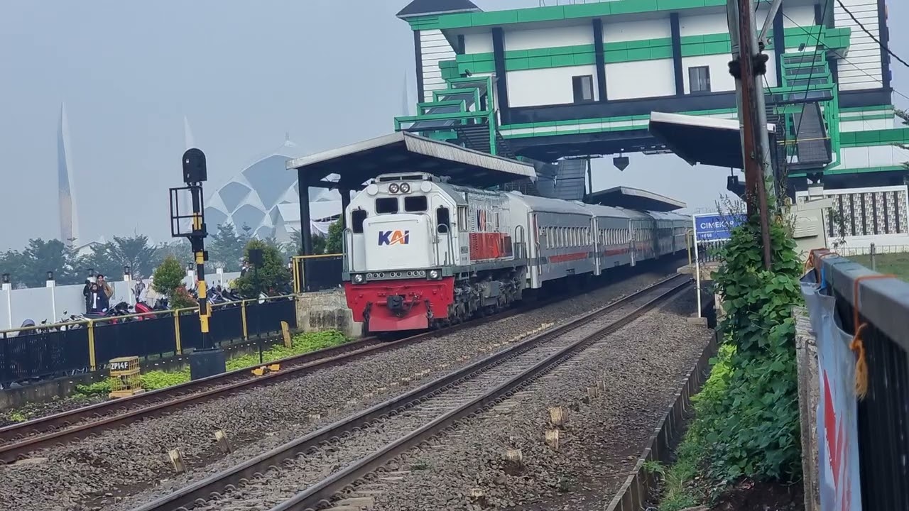 @WandaTau-ru8uu Baraya awas Cikuray euy #keretaapi 