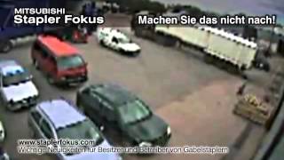 Gabelstaplerfahrer stürzt von umkippendem Gabelstapler by Mitsubishi Stapler Fokus 1,481 views 10 years ago 45 seconds