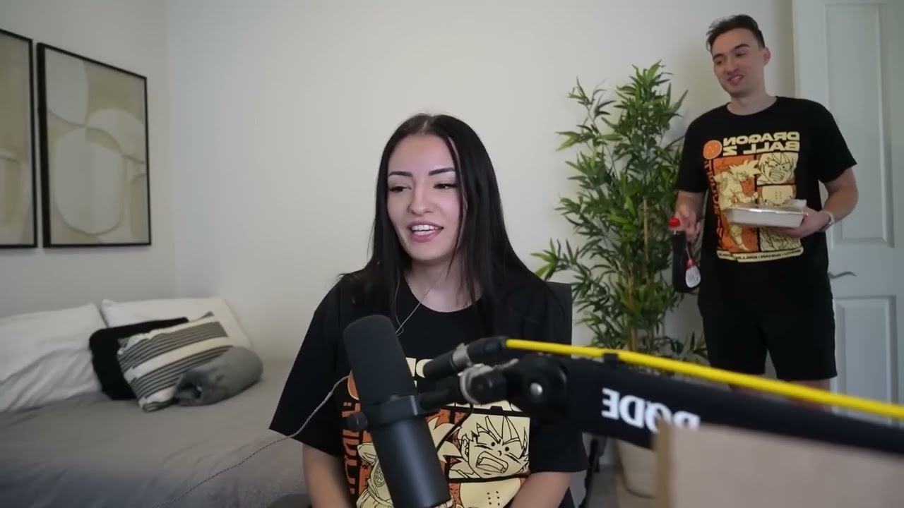 MisterArther bringing food and drinks to NoraExplorer, Salmus, AngelaOreo and Fanfan