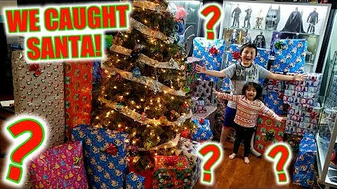 WE CAUGHT SANTA BRINGING THE BEST CHRISTMAS PRESENTS! ARI AND ETHANS FAVORITE MYSTERY SUPRISE GIFTS!
