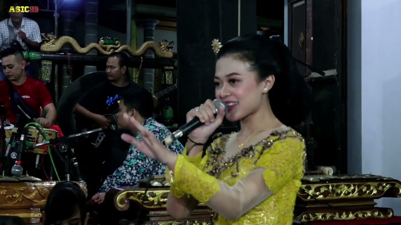 HARUSKAH AKU MATI VOC, RIA VIOLINA