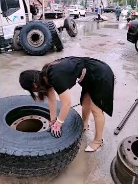 Female car mechanic changes tires Car , Cute  girl changes car tires Very Fast # 16