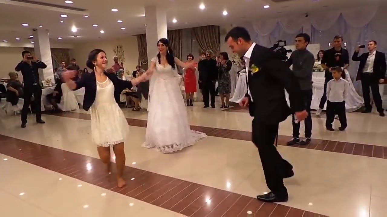 Девушка очень красиво танцует лезгинку на свадьбе - YouTube