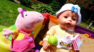 Irene und Baby Born Puppe. Peppa und das Baby gehen spazieren. Puppen Kindergarten