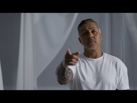 Смотреть «Es liegt nicht an dir - Mike Leon Grosch (Official Video)» на YouTube Смотреть «Es liegt nicht an dir - Mike Leon Grosch (Official Video)» на YouTube