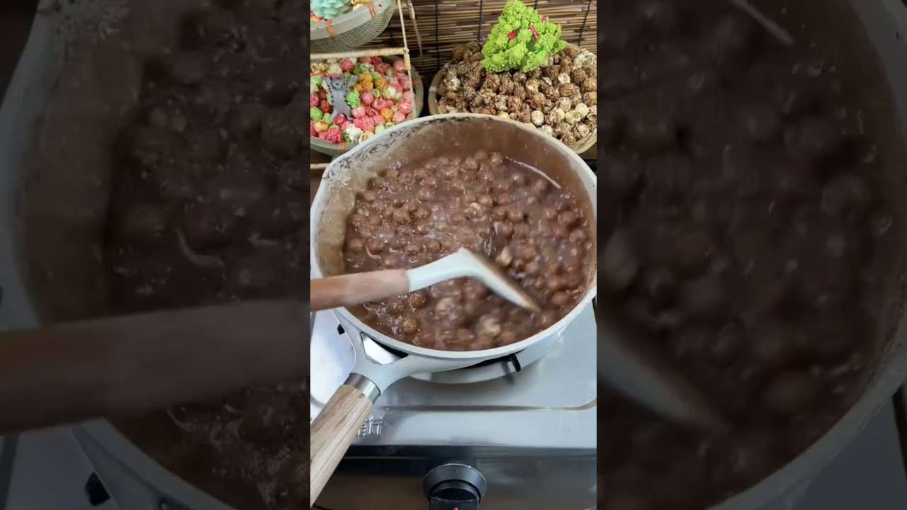 Make popcorn with chocolate chip beans and corn 
