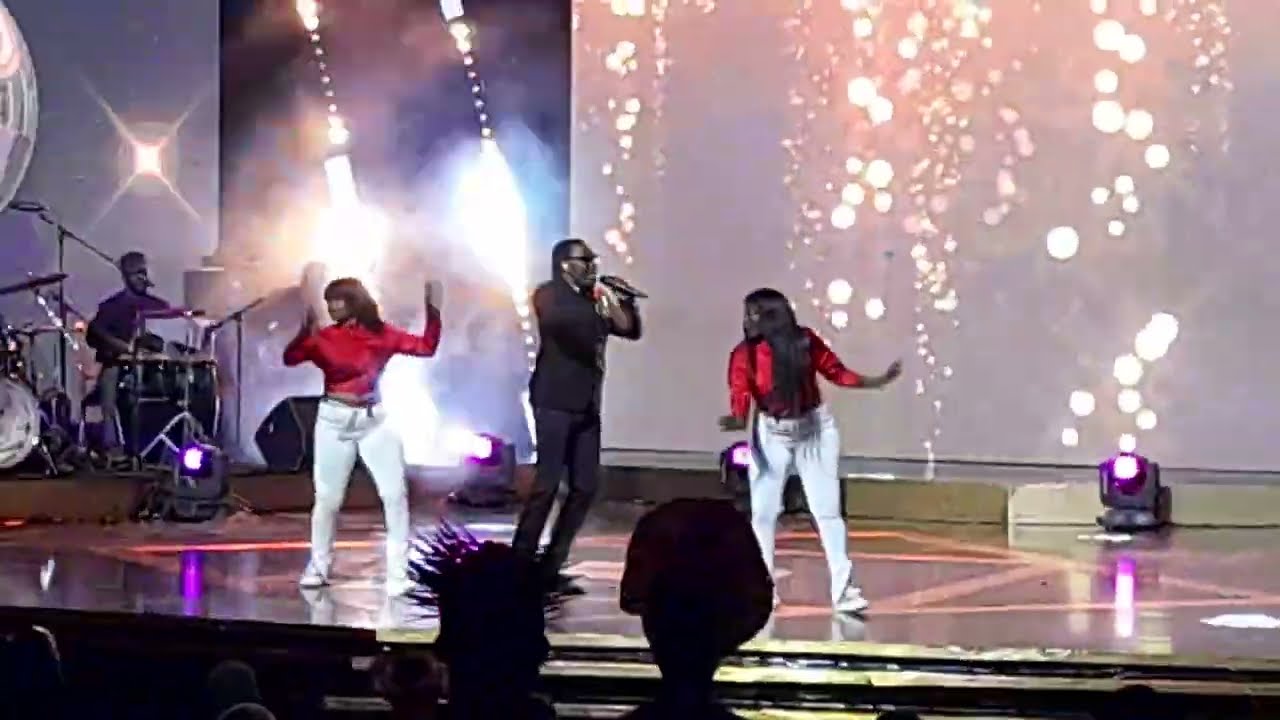 PRINCE NDEDI EYANGO enflamme la salle devant CHANTAL BIYA, 1ère Dame Canal2'or Acte 14 :