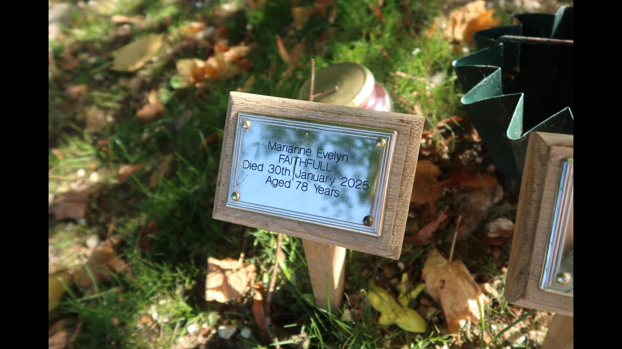 Могилы Марианны Фейтфулл и Лоуренса Биньона. 25.09.2025.